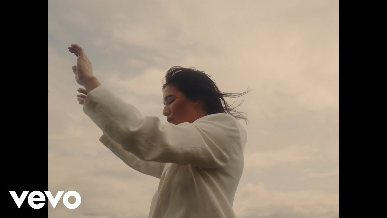 Josin - Traveller (Video), Neoclassical music genre, Nagamag Magazine