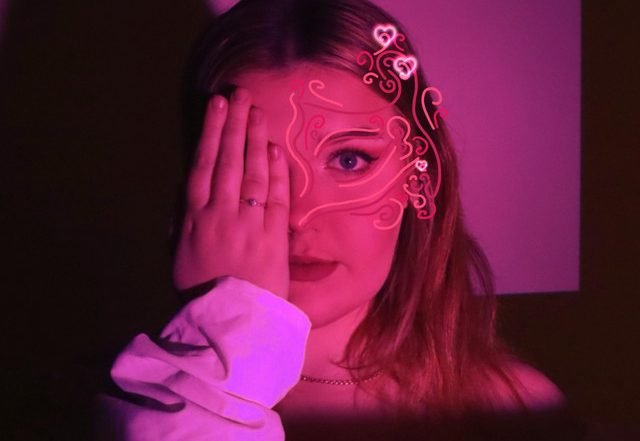 Lizzie Hosking - Mask, Pop music genre, Nagamag Magazine