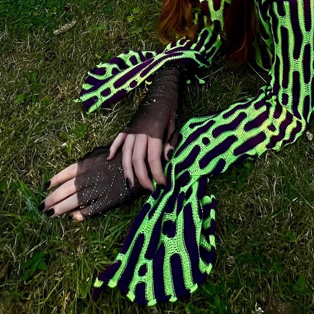 veiles-holding-hands-nagamag-music-magazine veiles – Holding Hands