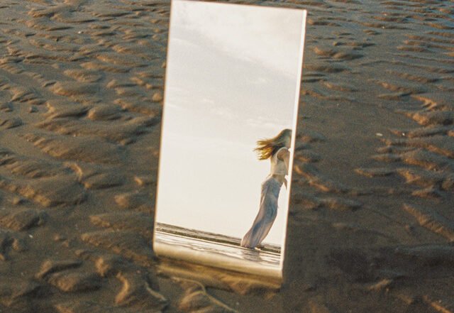 Gwenno Morgan - Arnofio, Neoclassical music genre, Nagamag Magazine