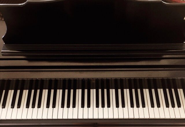 Meg Blumberg - MARKS, Neoclassical music genre, Nagamag Magazine