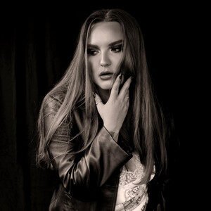 Caroline Phillips - EVERYTHING DIES | Rock music review, Rock music genre, Nagamag Magazine