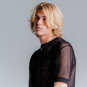 London Cheshire - Uncomfortable | Pop music review, Pop music genre, Nagamag Magazine