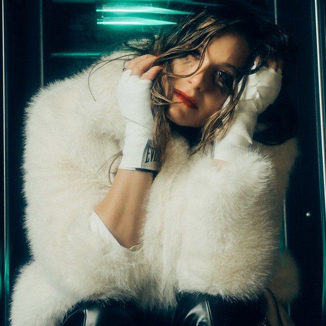 lauren-minear-lightweight-rock-album-cover-nagamag-music-magazine Song Critique: Lauren Minear – Lightweight | Rock Review